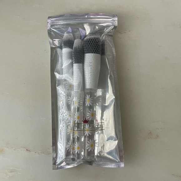 Farah Makeup Farah 4pc Brush Set Daisy Poshmark